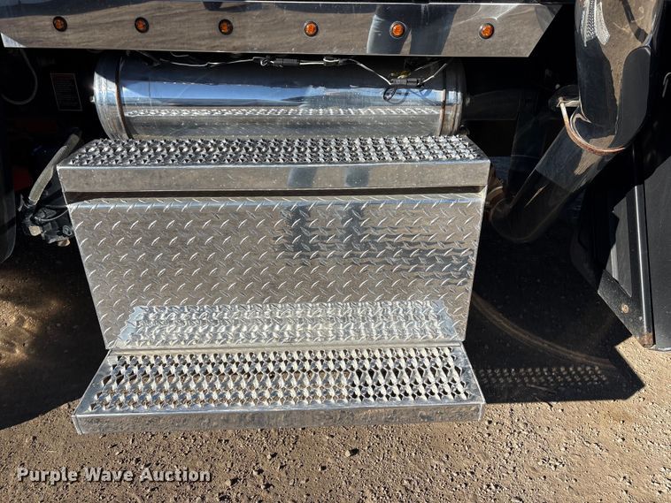 image for item FG2544 2022 Peterbilt 389 semi truck