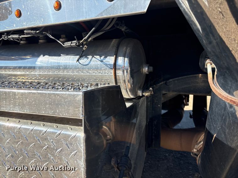 image for item FG2544 2022 Peterbilt 389 semi truck