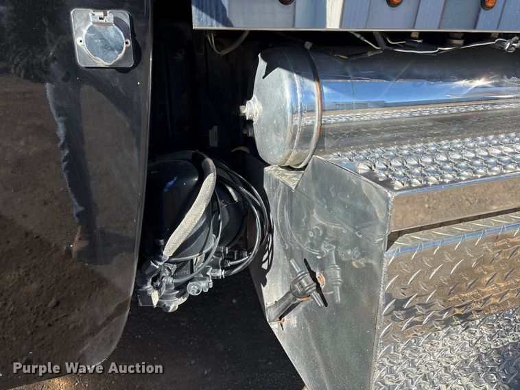 image for item FG2544 2022 Peterbilt 389 semi truck