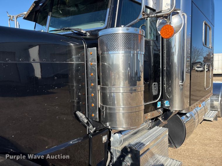 image for item FG2544 2022 Peterbilt 389 semi truck
