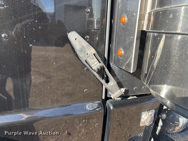 image for item FG2544 2022 Peterbilt 389 semi truck