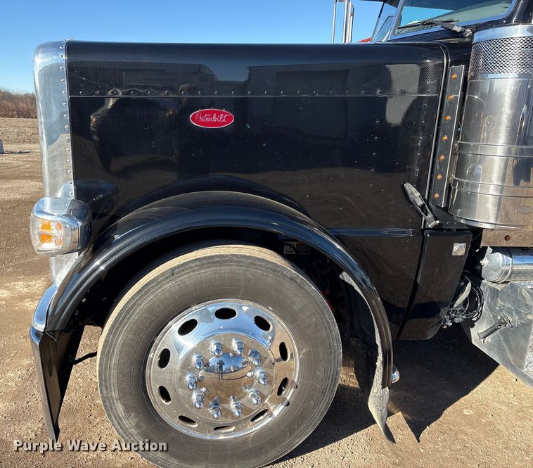 image for item FG2544 2022 Peterbilt 389 semi truck