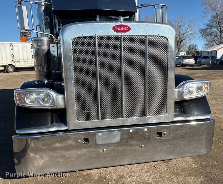 image for item FG2544 2022 Peterbilt 389 semi truck