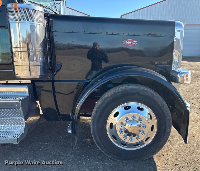 image for item FG2544 2022 Peterbilt 389 semi truck