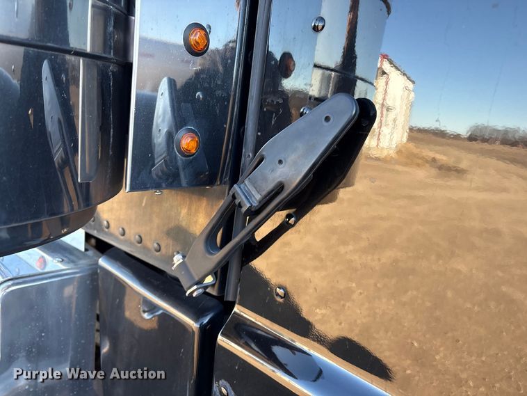 image for item FG2544 2022 Peterbilt 389 semi truck