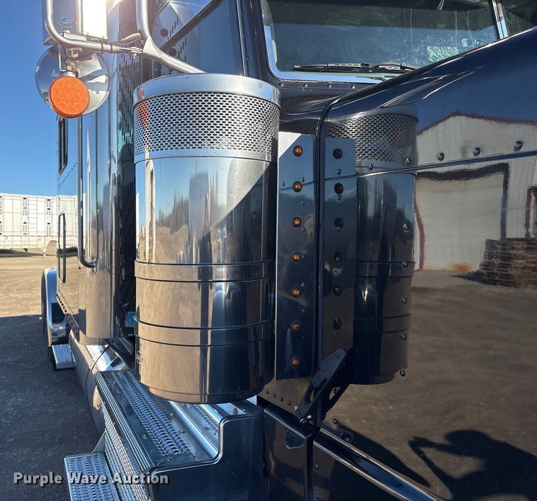 image for item FG2544 2022 Peterbilt 389 semi truck