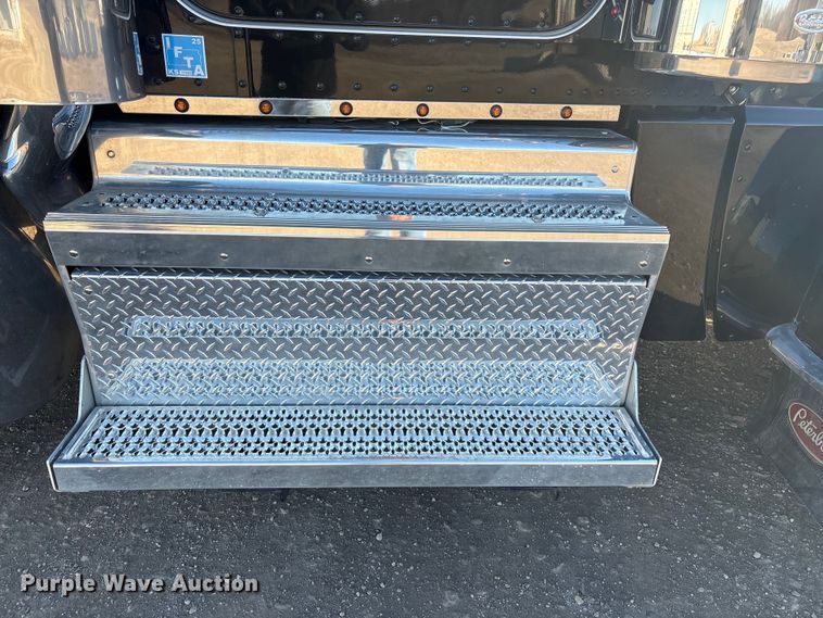 image for item FG2544 2022 Peterbilt 389 semi truck