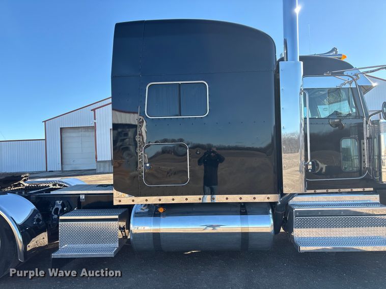 image for item FG2544 2022 Peterbilt 389 semi truck