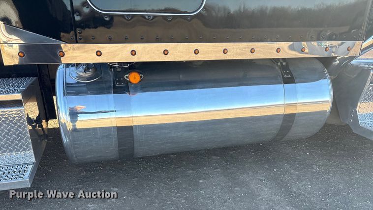 image for item FG2544 2022 Peterbilt 389 semi truck