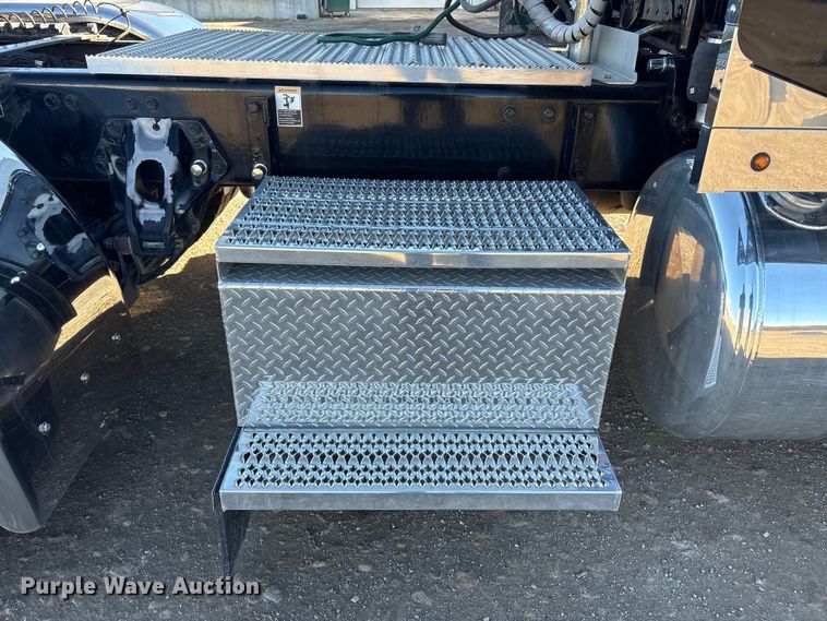 image for item FG2544 2022 Peterbilt 389 semi truck