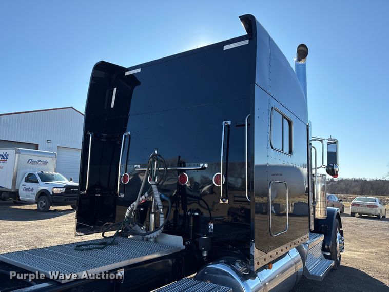 image for item FG2544 2022 Peterbilt 389 semi truck