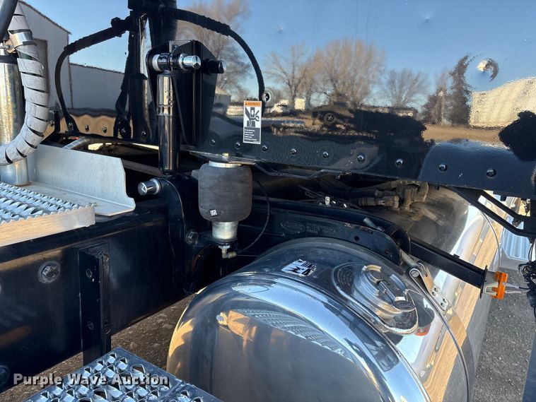 image for item FG2544 2022 Peterbilt 389 semi truck