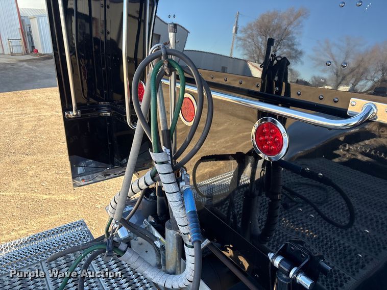 image for item FG2544 2022 Peterbilt 389 semi truck