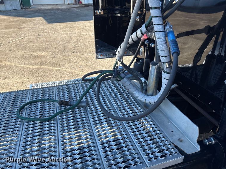 image for item FG2544 2022 Peterbilt 389 semi truck