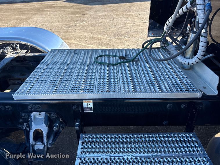 image for item FG2544 2022 Peterbilt 389 semi truck