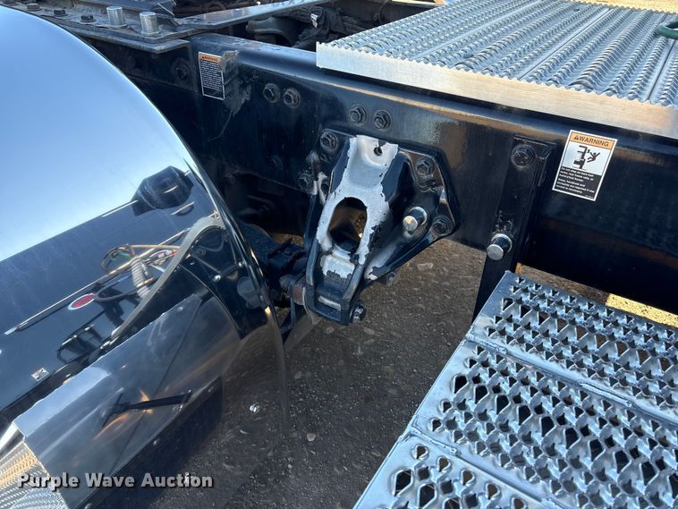 image for item FG2544 2022 Peterbilt 389 semi truck