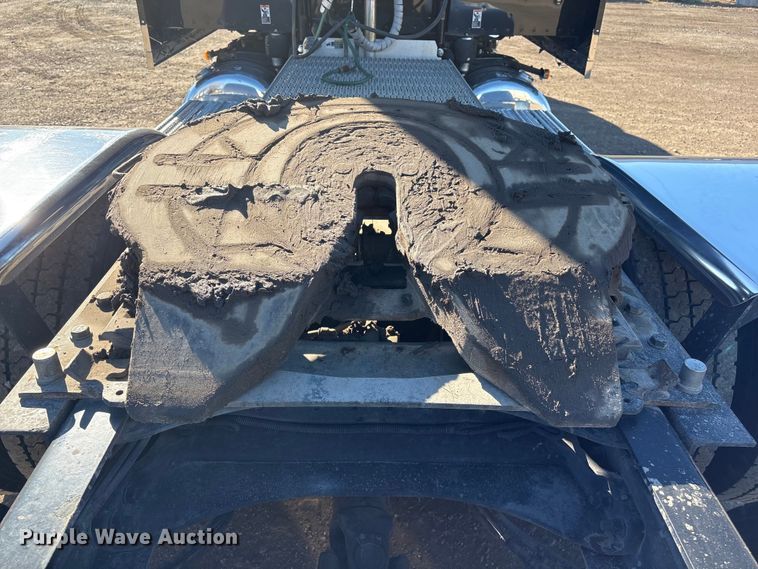 image for item FG2544 2022 Peterbilt 389 semi truck