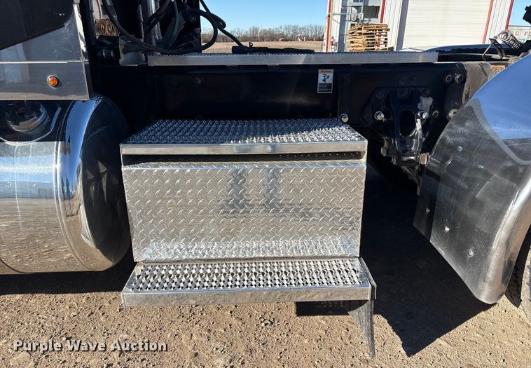 image for item FG2544 2022 Peterbilt 389 semi truck