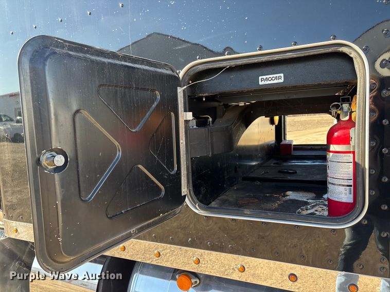 image for item FG2544 2022 Peterbilt 389 semi truck