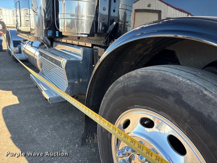 image for item FG2544 2022 Peterbilt 389 semi truck