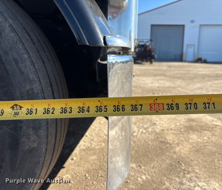 image for item FG2544 2022 Peterbilt 389 semi truck