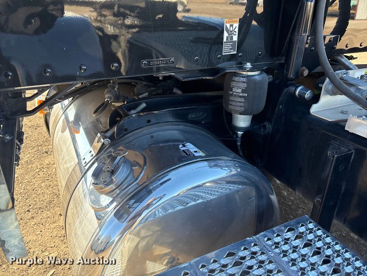 image for item FG2544 2022 Peterbilt 389 semi truck