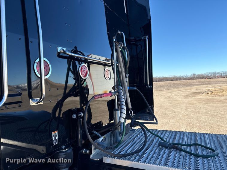 image for item FG2544 2022 Peterbilt 389 semi truck