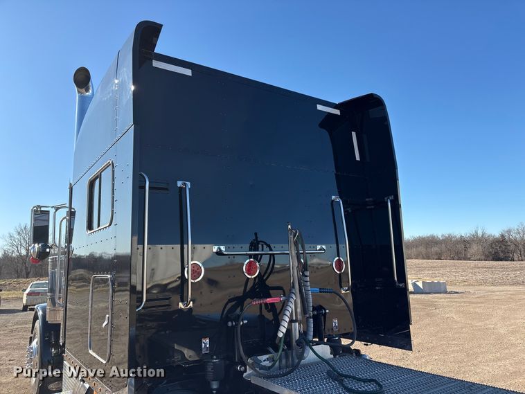 image for item FG2544 2022 Peterbilt 389 semi truck