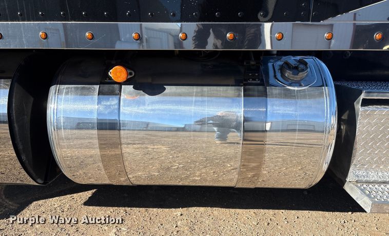 image for item FG2544 2022 Peterbilt 389 semi truck