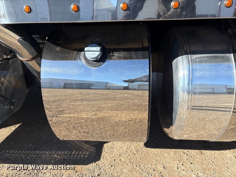 image for item FG2544 2022 Peterbilt 389 semi truck