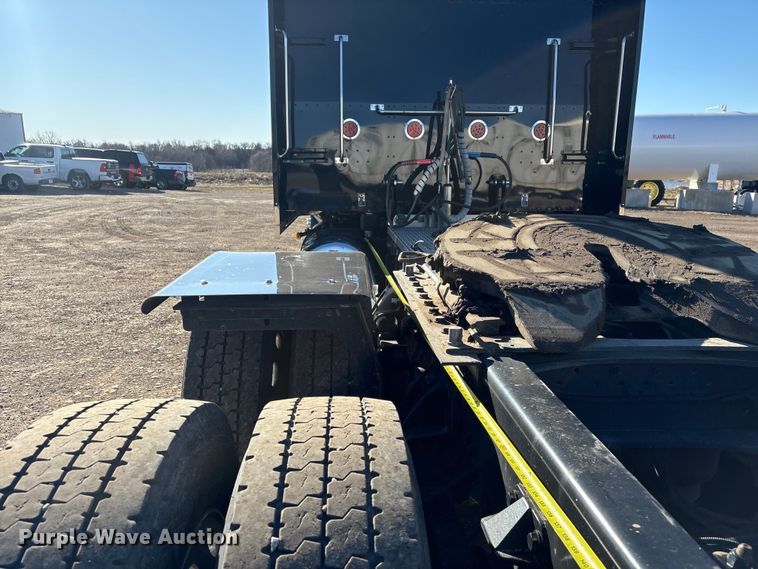 image for item FG2544 2022 Peterbilt 389 semi truck