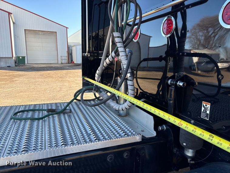 image for item FG2544 2022 Peterbilt 389 semi truck