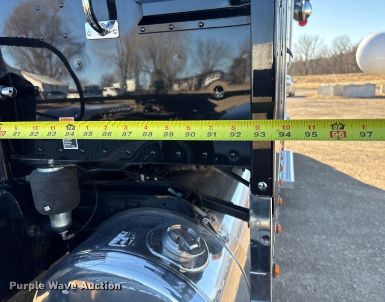 image for item FG2544 2022 Peterbilt 389 semi truck