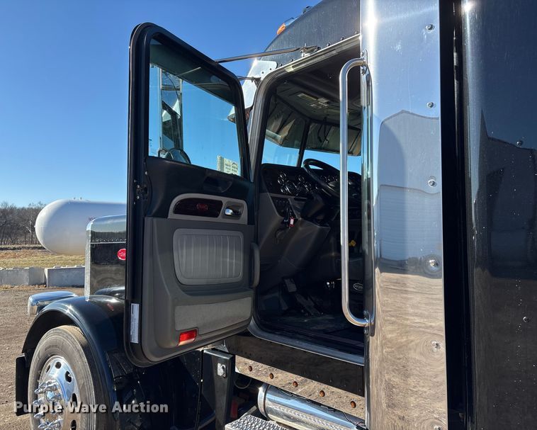 image for item FG2544 2022 Peterbilt 389 semi truck
