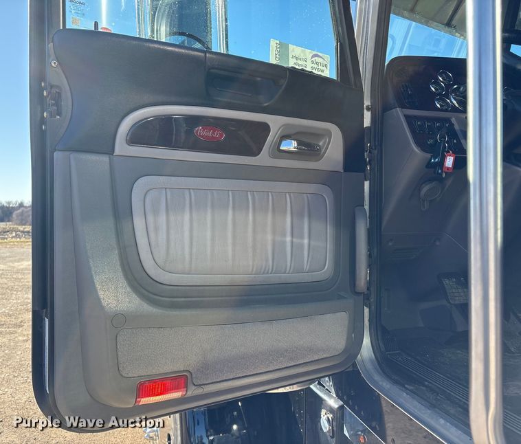 image for item FG2544 2022 Peterbilt 389 semi truck