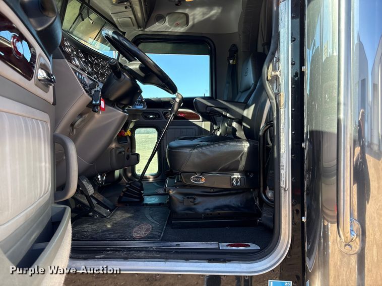 image for item FG2544 2022 Peterbilt 389 semi truck