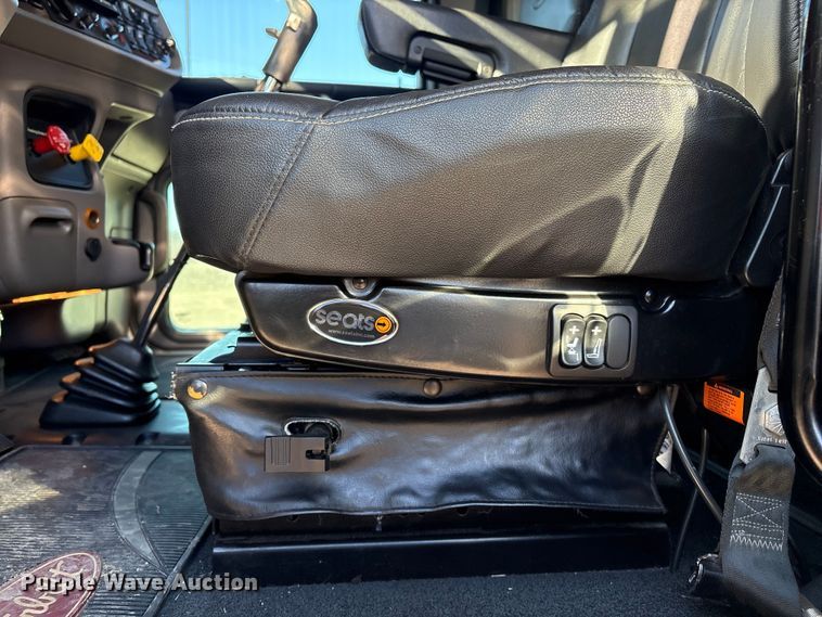 image for item FG2544 2022 Peterbilt 389 semi truck