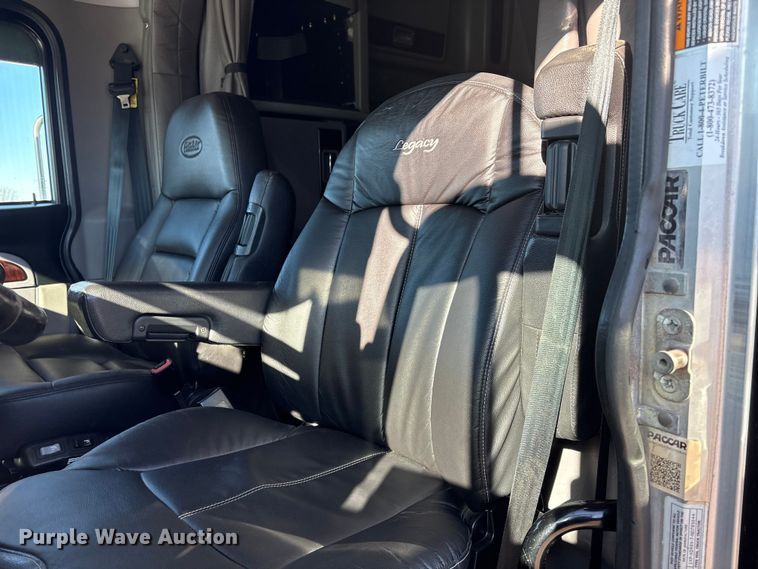 image for item FG2544 2022 Peterbilt 389 semi truck