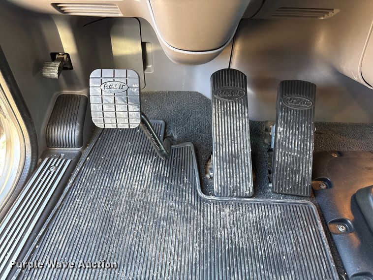 image for item FG2544 2022 Peterbilt 389 semi truck