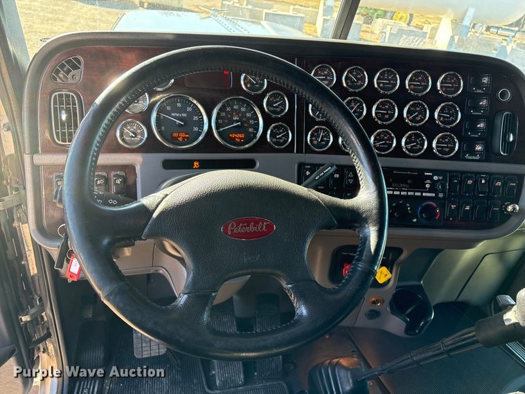 image for item FG2544 2022 Peterbilt 389 semi truck