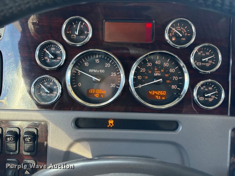 image for item FG2544 2022 Peterbilt 389 semi truck