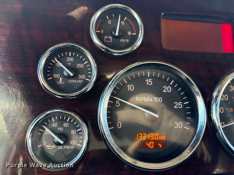 image for item FG2544 2022 Peterbilt 389 semi truck