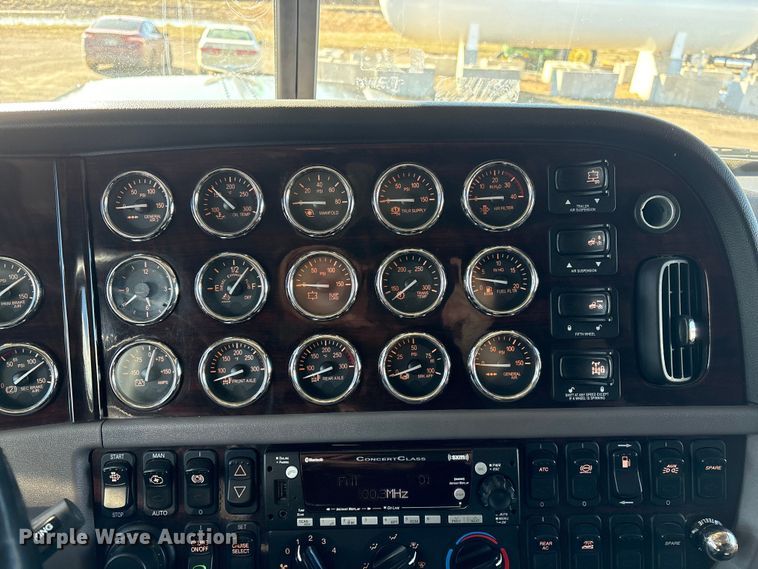 image for item FG2544 2022 Peterbilt 389 semi truck