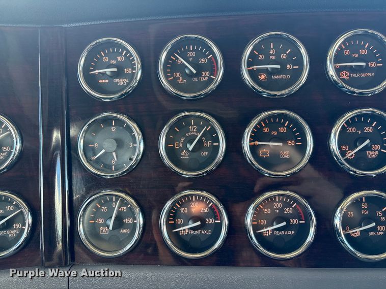 image for item FG2544 2022 Peterbilt 389 semi truck