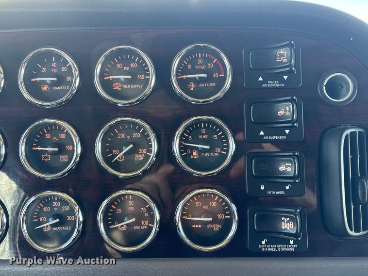 image for item FG2544 2022 Peterbilt 389 semi truck