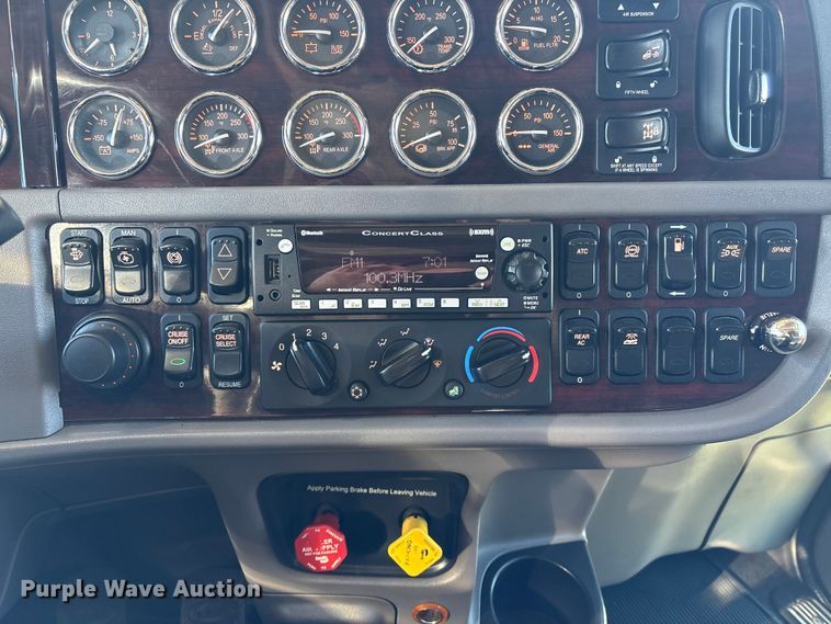 image for item FG2544 2022 Peterbilt 389 semi truck