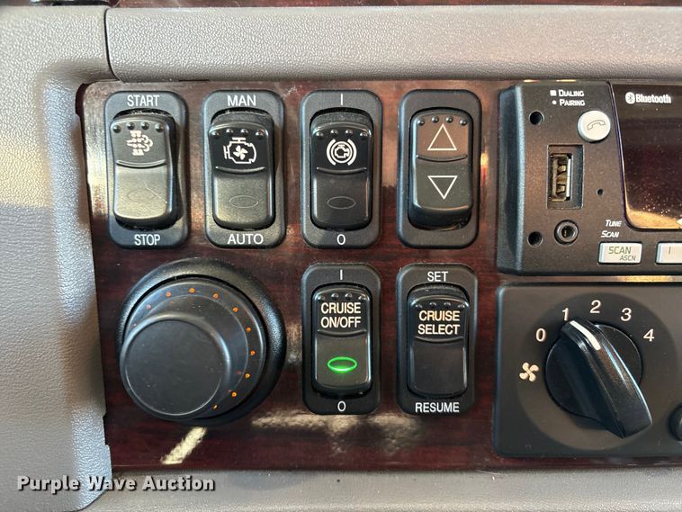 image for item FG2544 2022 Peterbilt 389 semi truck