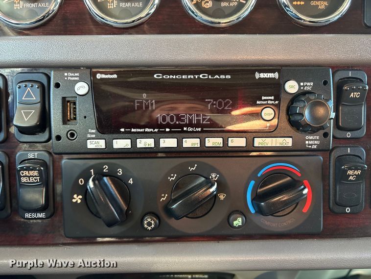 image for item FG2544 2022 Peterbilt 389 semi truck