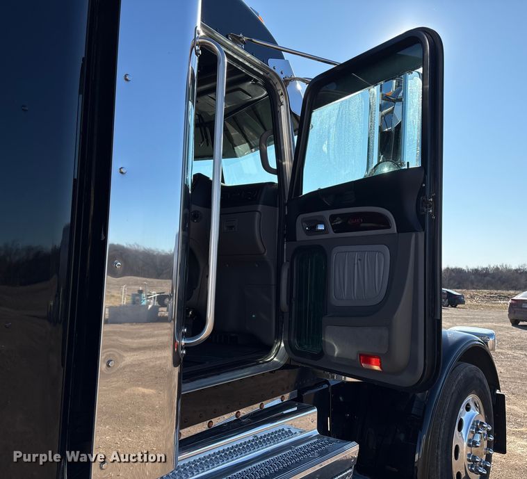 image for item FG2544 2022 Peterbilt 389 semi truck
