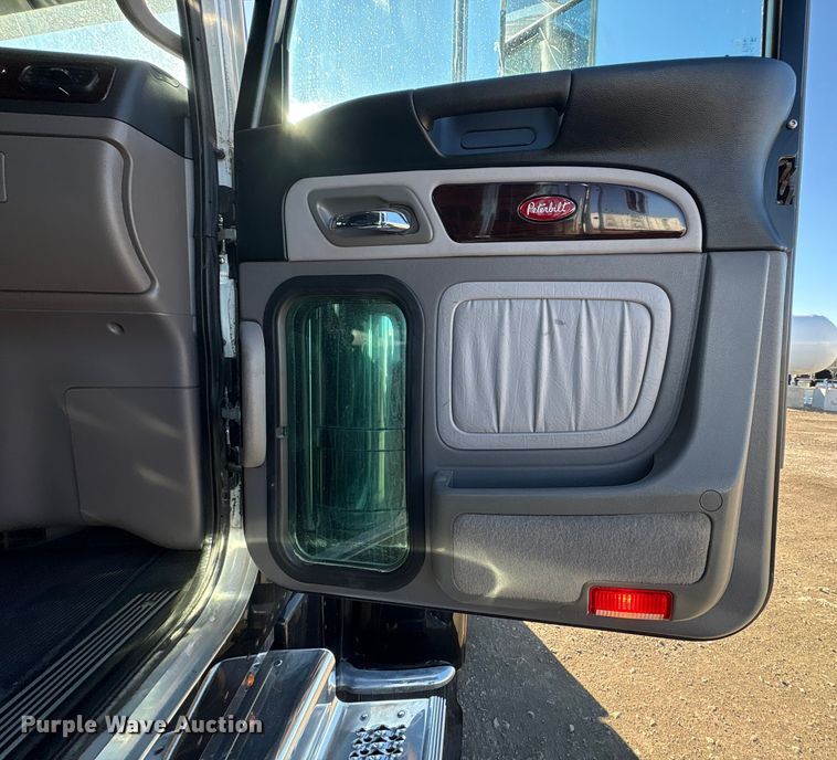 image for item FG2544 2022 Peterbilt 389 semi truck